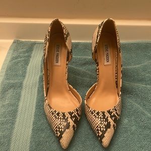 Steve Madden  Snakeskin Pointed Toe Pumps
